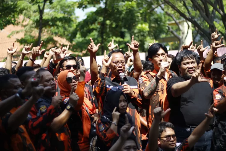 Puluhan kader Pemuda Pancasila (PP) Kota Semarang menyatakan dukungan untuk pasangan Calon Wali Kota dan Wakil Wali Kota Semarang Yoyok Sukawi - Joko Santoso (Yoyok-Joss)