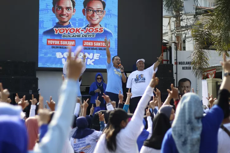 Calon Wali Kota Semarang, Yoyok Sukawi disambut warga saat menghadiri kegiatan senam bersama di Jalan Borobudur Utara Raya, Kelurahan Kembangarum, Kecamatan Semarang Barat, Minggu (27/10/2024).