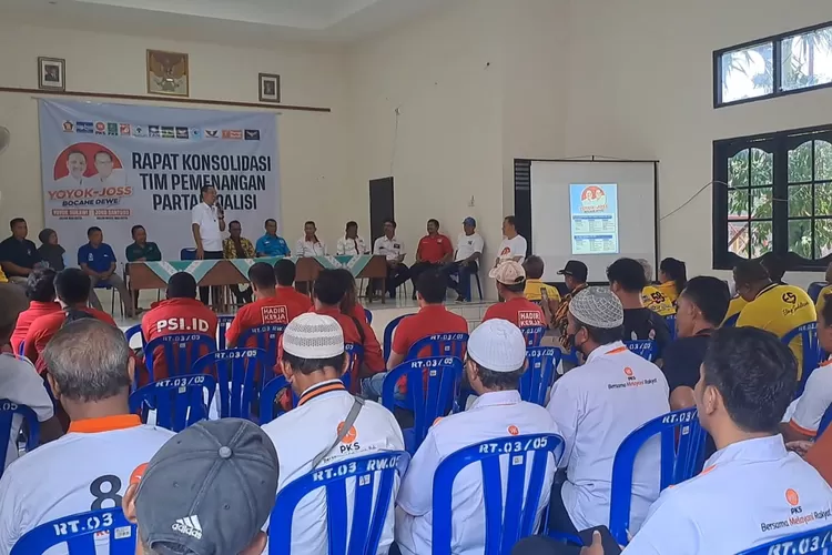 Ratusan kader partai politik yang tergabung dalam Koalisi Semarang Maju Bermartabat mengikuti rapat konsolidasi pemenangan Calon Wali Kota dan Wakil Wali Kota nomor urut 2 Yoyok Sukawi-Joko Santoso alias Joss, Minggu (27/10/2024).