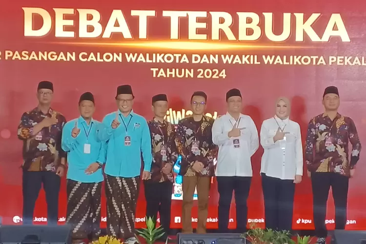 DEBAT : Dua pasang kandidat peserta Pilwalkot Pekalongan 2024 yakni Paslon Aaf dan Balgis Diab (Adjib), dengan Paslon Muhtarom dan Makmur Sofyan Mustofa (Utama) didampingi komisioner KPU usai debat terbuka perdana di Hotel Dafam. (KONTENJATENG.COM/Arif Prayoga)