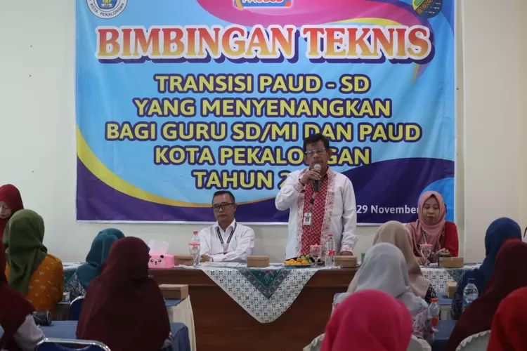 SAMBUTAN : Kepala Dinas Pendidikan (Dindik) Kota Pekalongan, Zainul Hakim saat memberikan sambutan dalam&nbsp;bimbingan teknis (Bimtek).