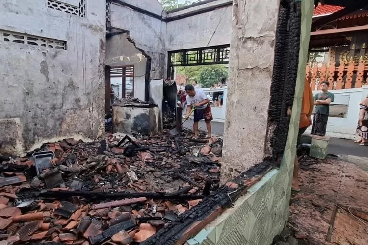 TERBAKAR : Satu unit rumah hampir terbakar habis di Jalan Darma Bhakti 140, RT 001, RW 011, Kelurahan Medono, Kecamatan Pekalongan Barat, Kota Pekalongan.