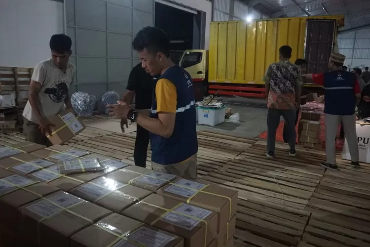 TERIMA : Ketua KPU Kota Pekalongan, Fajar Randi Yogananda saat menerima langsung logistik sebanyak 478 ribu lebih surat suara yang akan digunakan bagi Pilkada Serentak 2024.