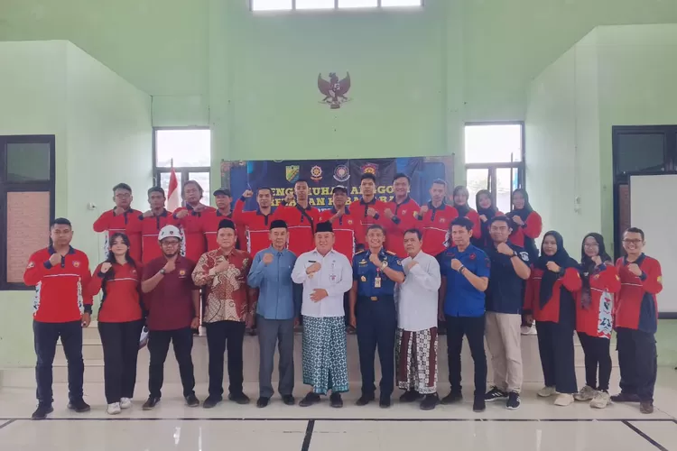 REDKAR : Damkarmat Satpol P3KP Kota Pekalongan mengukuhkan kembali relawan pemadam kebakaran (Redkar) yang kini telah tersebar di seluruh kelurahan di Kota Batik. (KONTENJATENG.COM/Arif Prayoga)