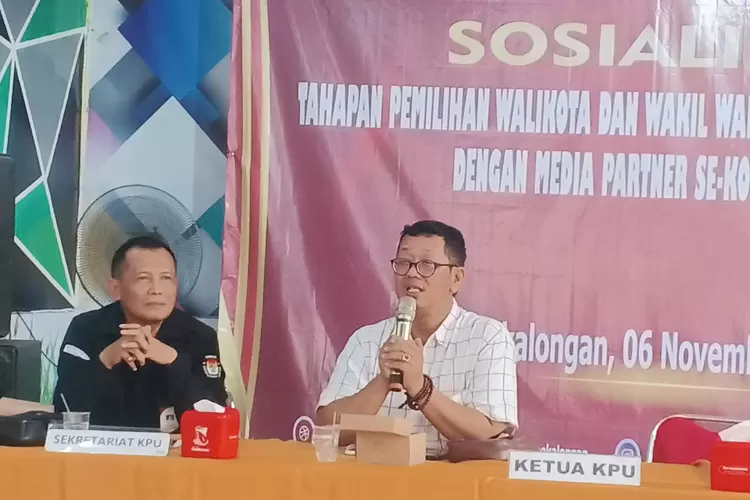 SOSIALISASI : Kepala Divisi Teknis Penyelenggaraan Pemilu KPU Kota Pekalongan, Saiful Amri didampingi Sekretaris KPU Kota Pekalongan, Istadi saat menyampaikan sosialisasi tahapan Pilwalkot Pekalongan 2024. (KONTENJATENG.COM/Arif Prayoga)