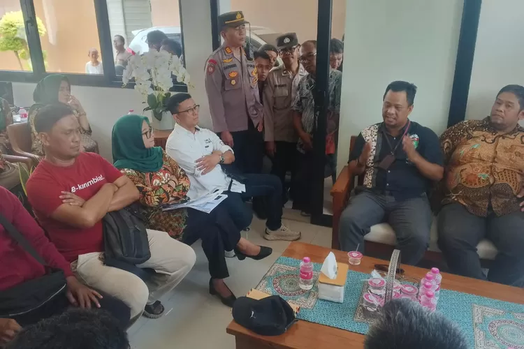 KLARIFIKASI : Suasana ramai di kantor Notaris Ida Rosida, saat proses meminta klarifikasi dari&nbsp;Wahari (68) atas proses AJB sertifikat tanah miliknya. (KONTENJATENG.COM/Arif Prayoga)