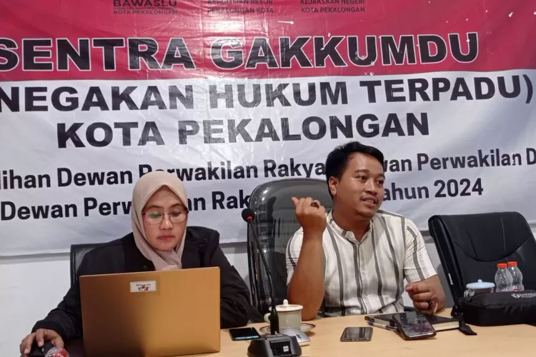 KETERANGAN : Ketua Bawaslu Kota Pekalongan M Miftahuddin saat memberikan keterangan terkait rapat yang digelar Gakkumdu mengenai adanya laporan dugaan pelanggaran netralitas yang dilakukan pejabat di Pemkot Pekalongan dalam Pilwalkot Pekalongan 2024. (KONTENJATENG.COM/Arif Prayoga)