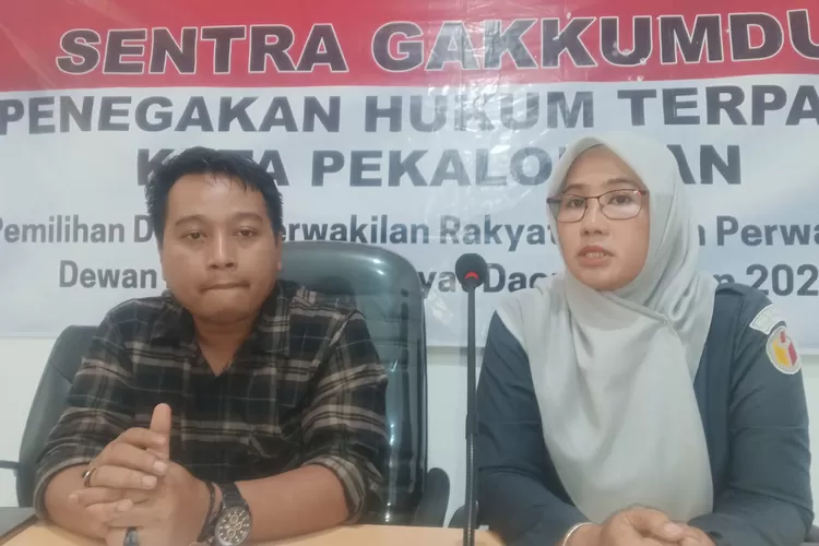 PUTUSAN : Ketua Bawaslu Kota Pekalongan, Miftahuddin didampingi Koordinator Divisi Penanganan Pelanggaran dan Penyelesaian Sengketa, Syaratun, saat menyampaikan hasil putusan Gakkumdu atas permasalahan dugaan adanya pelanggaran netralitas yang melibatkan Plt Wali Kota Pekalongan, H Salahudin. (KONTENJATENG.COM/Arif Prayoga)