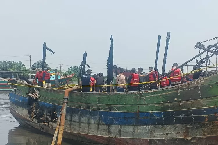 PEMERIKSAAN : Tim Labfor dan Inafis Polda Jateng melakukan pemeriksaan menyeluruh di bangkai KM Nasional, untuk mengetahui penyebab kebakaran yang menghanguskan 11 kapal di dermaga Pekalongan. (KONTENJATENG.COM/Arif Prayoga)