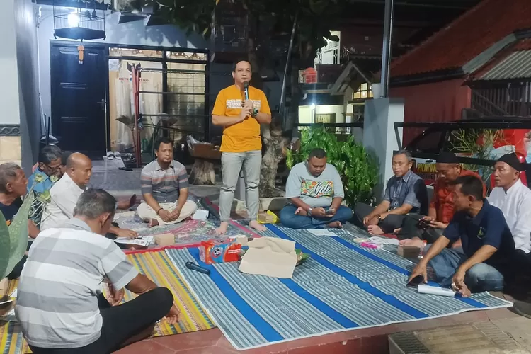 DIALOG : Calon Wali Kota Pekalongan nomer urut 2, Achmad Afzan Arslan Djunaid (Aaf) saat menyambangi dan berdialog bersama warga di Perumahan Panjang Indah. (KONTENJATENG.COM/Arif Prayoga)