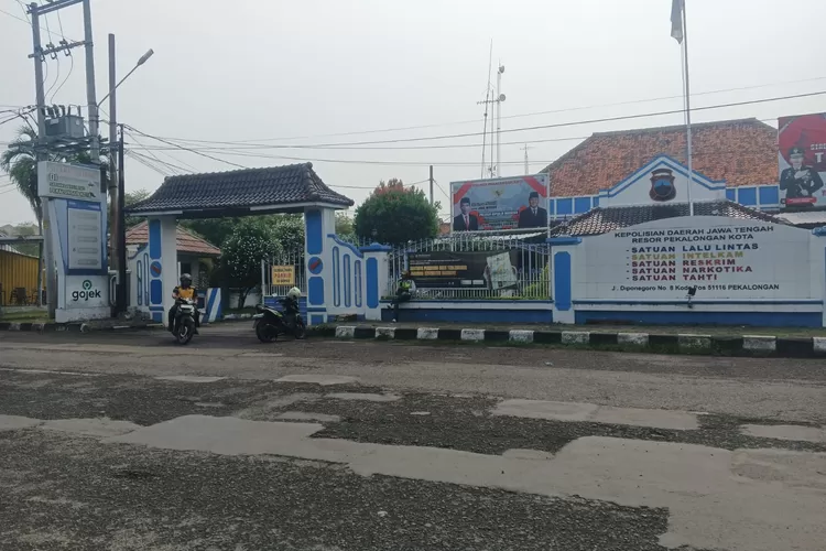 LAPORKAN : Salah seorang wali murid dipukuli wali murid lainnya, usai adanya kejadian siram-siraman di antara anak-anak mereka saat jam istirahat sekolah. Atas kejadian ini korban melaporkan pelaku ke Polres Pekalongan Kota. (KONTENJATENG.COM/Arif Prayoga)