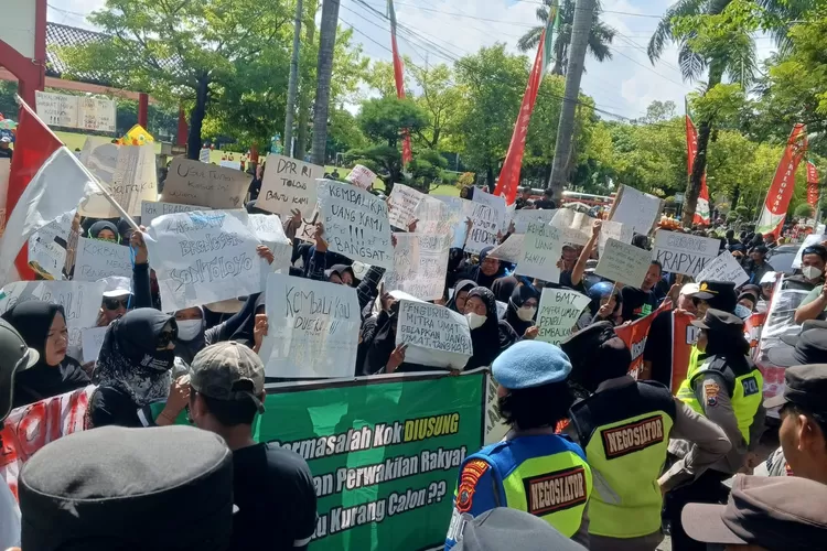 DEMO : Seribuan massa Paguyuban Nasabah Korban BMT Mitra Umat saat berdemo di depan kantor DPRD Kota Pekalongan guna menuntut solusi penyelesaian masalah yang ada. (KONTENJATENG.COM/Arif Prayoga)