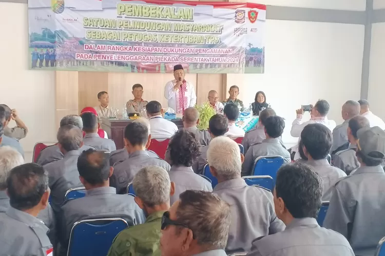 PEMBEKALAN : Plt Wali Kota Pekalongan, H Salahudin didampingi Forkopimcam Pekalongan Timur saat memberi sambutan pada pembekalan anggota Satlinmas yang akan menjadi petugas ketertiban TPS. (KONTENJATENG.COM/Arif Prayoga)