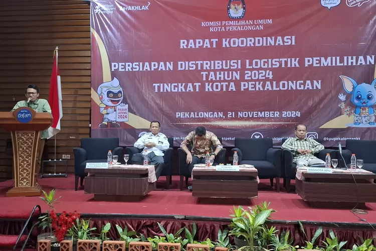 RAKOR : Ketua KPU Kota Pekalongan, Fajar Randi Yogananda saat memberikan sambutan pada&nbsp;Rapat Koordinasi Persiapan Distribusi Logistik Pilkada Tahun 2024 tingkat Kota Pekalongan.