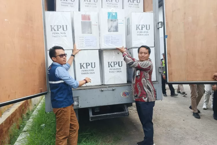 LOGISTIK : Ketua KPU Kota Pekalongan Fajar Randi Yogananda, bersama Ketua&nbsp;Bawaslu Kota Pekalongan Mistahuddin, saat memastikan logistik telah aman dan siap dikirim ke&nbsp;penyimpanan logistik PPK di 4 kecamatan. (KONTENJATENG.COM/Arif Prayoga)