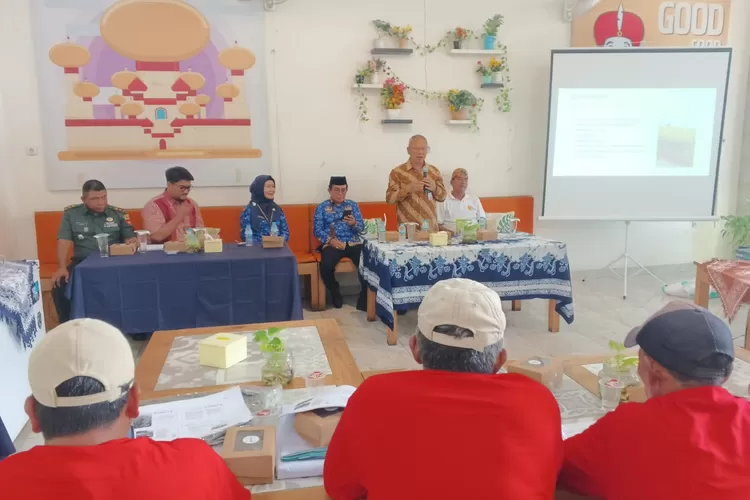 SAMBUTAN : Kepala Kantor Perwakilan Bank Indonesia (BI) Tegal, Marwadi saat memberikan sambutan pada pelatihan Capacity Building kepada dua kelompok tani dari Krapyak dan Degayu. (KONTENJATENG.COM/Arif Prayoga)