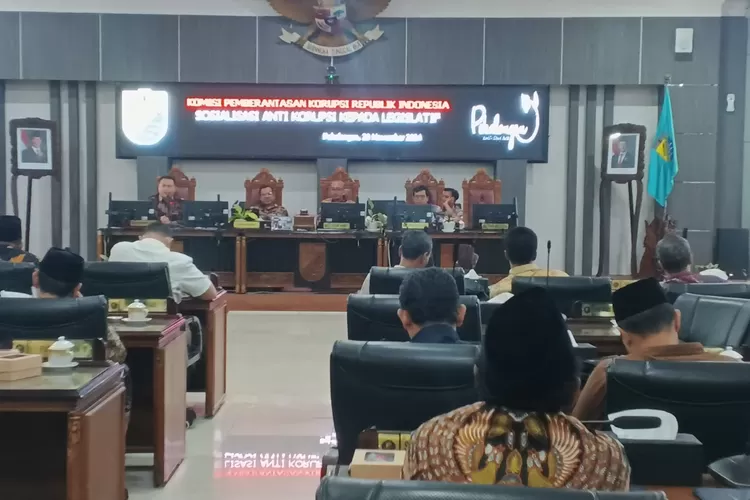 PENCEGAHAN : KPK menggelar sosialisasi pencegahan tindak pidana korupsi bagi pimpinan dan anggota DPRD Kota Pekalongan, beserta pasangan masing-masing. (KONTENJATENG.COM/Arif Prayoga)