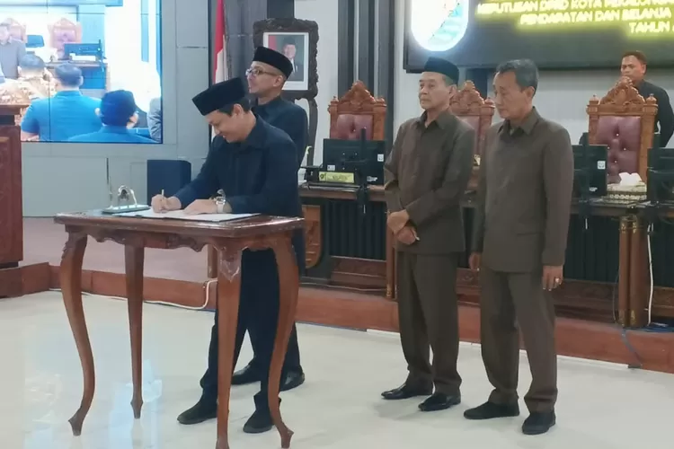 KESEPAKATAN : Wali Kota Pekalongan, HA Afzan Arslan Djunaid disaksikan pimpinan DPRD Kota Pekalongan saat menandatangani kesepakatan pembahasan&nbsp;Raperda APBD 2025. (KONTENJATENG.COM/Arif Prayoga)