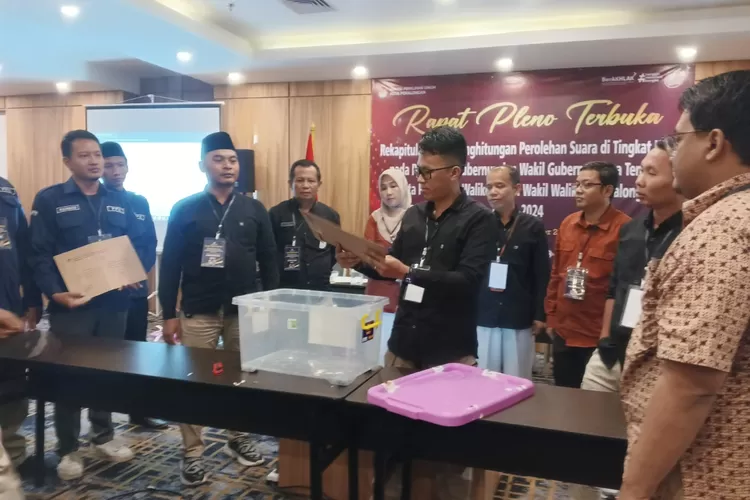 SUARA : Ketua&nbsp;KPU Kota Pekalongan, Fajar Randi Yogananda saat membuka dokumen rekapitulasi hasil penghitungan perolehan suara di tingkat&nbsp;kecamatan dari kotak segelnya, disaksikan pejabat terkait lainnya.&nbsp; (KONTENJATENG.COM/Arif Prayoga)