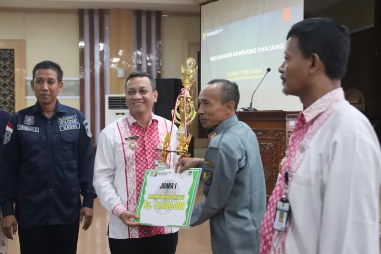 SERAHKAN : Wali Kota Pekalongan, HA Afzan Arslan Djunaid saat menyerahkan hadiah kepada Juara Kelurahan Pelangi yang berasal dari&nbsp;Kelurahan Kandang Panjang.