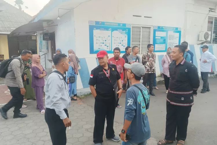 MEDIASI : Kuasa Hukum Nasabah BMT Nurussa'adah, Sumadi saat mendampingi para kliennya dalam&nbsp;proses mediasi kedua dengan para pengurus&nbsp;BMT Nurussa'adah di Polres Pekalongan Kota. (KONTENJATENG.COM/Arif Prayoga)