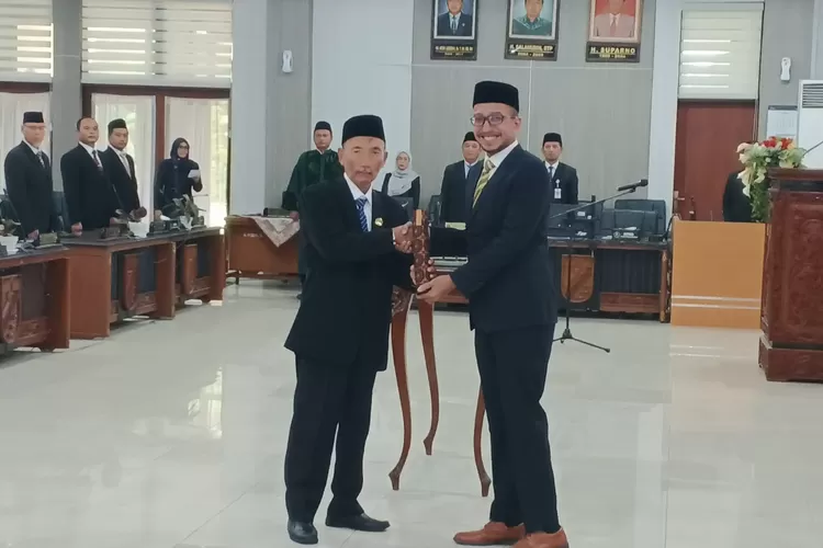 PAW : Ketua DPRD Kota Pekalongan, M Azmi Basyir (kanan) bersama dengan&nbsp;anggota DPRD yang baru saja dilantik, M Nur Hidayat&nbsp;untuk Pengganti Antar Waktu (PAW) dari PAN. (KONTENJATENG.COM/Arif Prayoga)