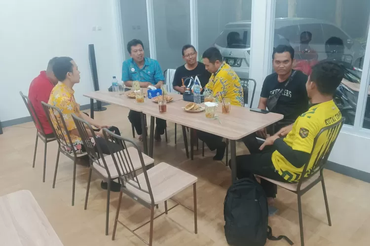 SEPAKAT : Orangtua juara badminton Popda 2024 Kota Pekalongan bersepakat bersama Dinparbudpora Kota Pekalongan, Persatuan Bulutangkis Seluruh Indonesia (PBSI), dan Pantia Pelaksana (Panpel) Popda 2024 Kota Pekalongan, untuk tidak memperpanjang masalah yang ada. (KONTENJATENG.COM/Arif Prayoga)