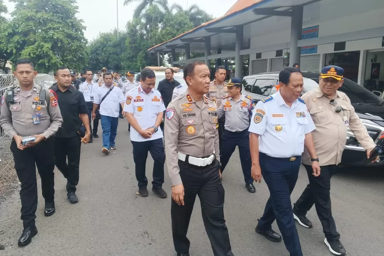 TERMINAL : Kepala Korps Lalu Lintas Polri (Kakorlantas) Irjen Pol Aan Suhanan, bersama&nbsp;Wakil Menteri Perhubungan (Wamenhub) RI Sunanta dan jajarannya, didampingi Wali Kota Pekalongan HA Afzan Arslan Djunaid saat mengecek ke Terminal Tipe C Pekalongan. (KONTENJATENG.COM/Arif Prayoga)