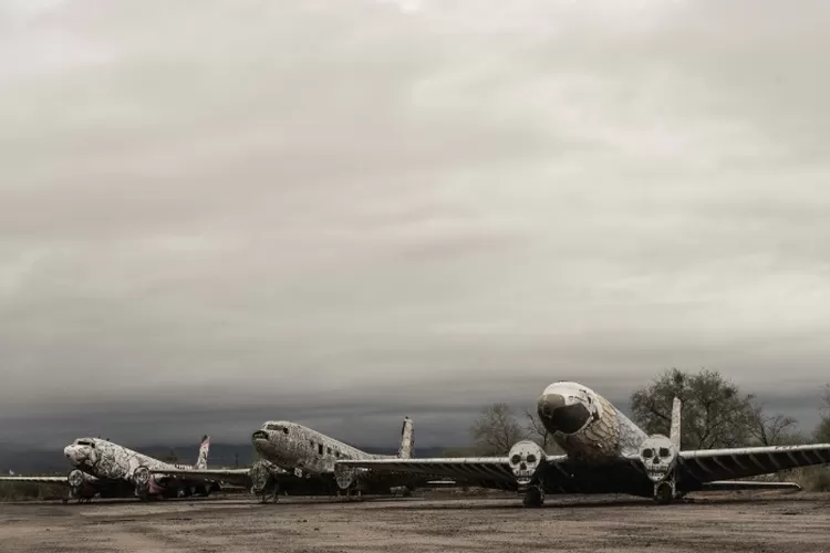 Ilustrasi tiga pesawat yang hancur akibat insiden kecelakaan. (Unsplash.com / AJ Yorio)