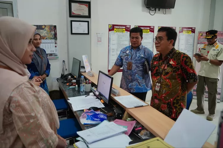 SIDAK : Sekda Kota Pekalongan Nur Priyantomo saat mengunjungi&nbsp;Kantor Kecamatan Pekalongan Timur, dalam rangka&nbsp;sidak ASN, usai libur Natal 2024 dan Tahun Baru 2025 (Nataru).