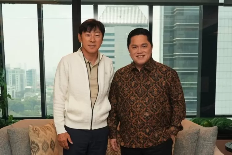 Potret Pelatih Timnas Indonesia, Shin Tae-yong bersama Ketum PSSI Erick Thohir. (Instagram.com/@shintaeyong7777)