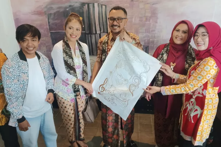 KUNJUNGAN : Wamenbud RI, Giring Ganesha didampingi isteri, Cynthia Riza Ganesha bersama isteri Menteri Kebudayaan RI, Katharine Grace Fadli Zon, saat mengunjungi&nbsp;Museum Batik Pekalongan. (KONTENJATENG.COM/Arif Prayoga)