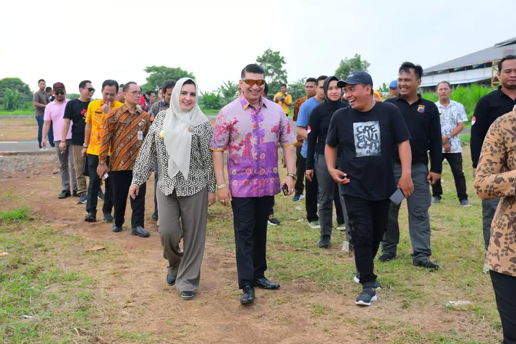 TINJAU : Bupati Pekalongan, Fadia Arafiq, saat meninjau langsung sirkuit balap motor Kedungwuni didampingi Anggota Komisi X DPR RI Ashraff Abu, yang juga suaminya, Sekda Kabupaten Pekalongan M Yulian Akbar, serta sejumlah kepala OPD terkait.