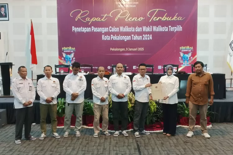 PENETAPAN : Ketua KPU&nbsp;Kota Pekalongan, Fajar Randi Yogananda saat menyerahkan berkas penetapan Paslon&nbsp;Wali Kota dan Wakil Wali Kota Pekalongan Terpilih 2024 kepada&nbsp;Hj Balgis Diab, selaku calon Wakil Wali Kota Pekalongan terpilih. (KONTENJATENG.COM/Arif Prayoga)
