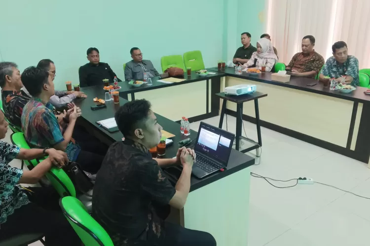 KUNJUNGAN : Wakil Ketua DPRD Kabupaten Pekalongan, Sumar Rosul dan Ahmad Ridhowi didampingi pejabat dinas terkait, saat mendengarkan paparan dalam kunker dan sidak ke RSUD Kesesi. (KONTENJATENG.COM/Arif Prayoga)