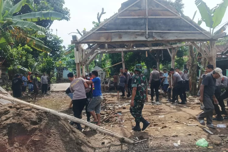 BONGKAR : Pembongakaran total rumah Mbah Suminah (80), dilakukan anggota Polres Pekalongan&nbsp;dan Polsek Kajen, personel Koramil Kajen, dan masyarakat sekitar Dukuh Sokowangi, saat Bedah Rumah&nbsp;Kapolda Jateng. (KONTENJATENG.COM/Arif Prayoga)