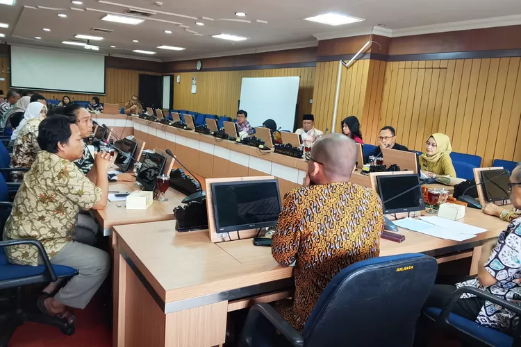 AUDIENSI : Ketua DPRD Kota Pekalongan, M Azmi Basyir, bersama Paguyuban Nasabah Korban BMT Mitra Umat saat beraudiensi dengan Komisi C DPRD Provinsi Jawa Tengah di Semarang.