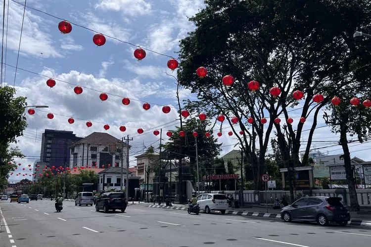 Kota Semarang Bersolek dengan Lampu Lampion Jelang Perayaan Imlek 2025
