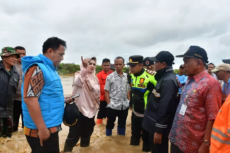 Foto Bupati Pekalongan mengunjungi lokasi tanah longsor dan banjir bandang (pekalongankab.go.id)