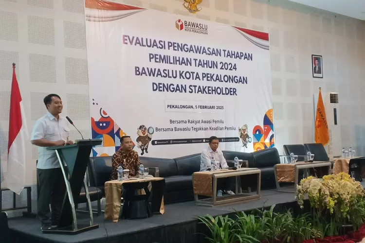 SAMBUTAN : Ketua Bawaslu Kota Pekalongan, Miftahuddin saat memberikan sambutan di acara 'Evaluasi Pengawasan Tahapan Pemilihan 2024 Bersama Stake Holder'. (KONTENJATENG/Arif Prayoga)