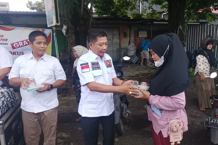Wakil Ketua DPC Partai Gerindra Kota Semarang, Mualim membagikan makan bergizi gratis kepada masyarakat