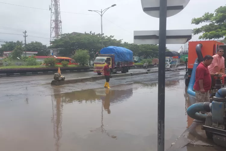 Semua Pompa Aktif, Banjir di Jalan Kaligawe Berangsur Surut dan Lalu Lintas Kembali Lancar