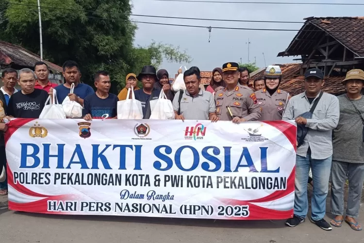 BANTUAN : Polres Pekalongan Kota bersama PWI Kota Pekalongan memberikan bantuan kepada korban terdampak banjir di wilayah Kota Batik. (KONTENJATENG.COM/Arif Prayoga)