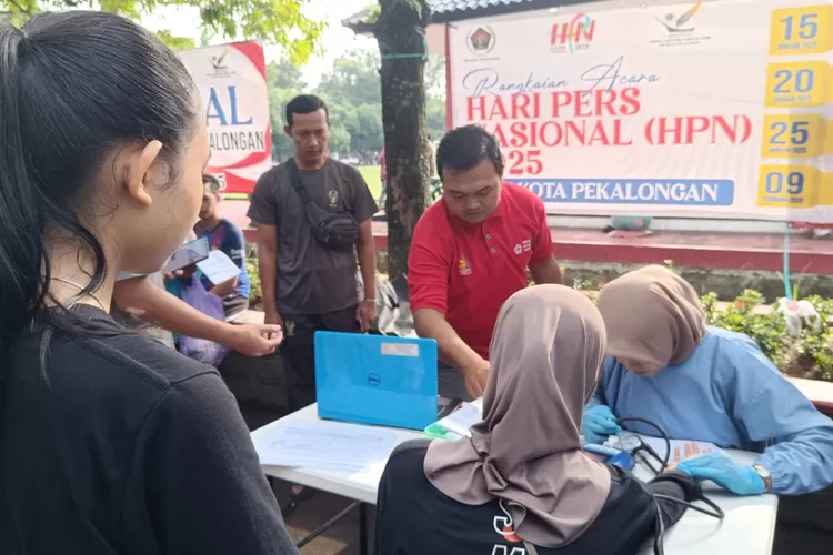 DONOR DARAH : PWI Kota Pekalongan bekerja sama dengan Unit Pengelola Darah (UPD) PMI menggelar kegiatan donor darah&nbsp;di sekitar lokasi&nbsp;Car Free Day (CFD), tepatnya di depan Pendopo Lapangan Mataram. (KONTENJATENG.COM/Arif Prayoga)