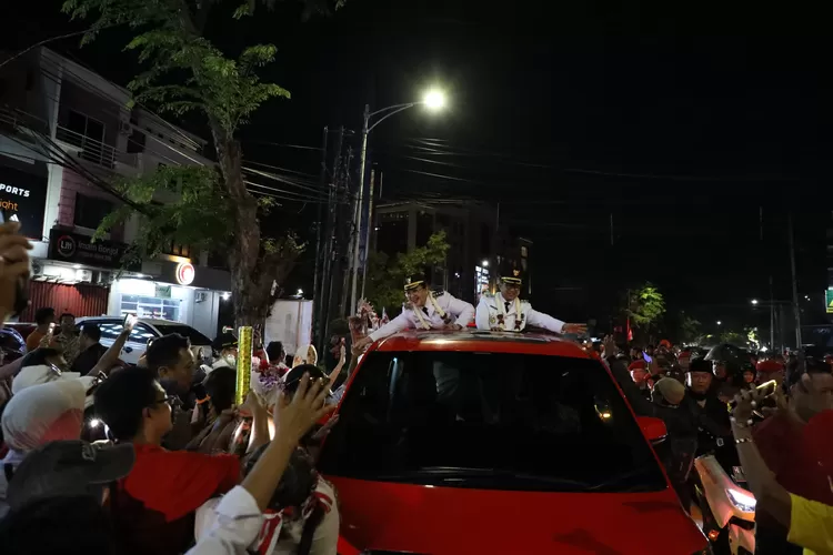 Agustin-Iswar Disambut Meriah oleh Ribuan Warga di Balai Kota Semarang