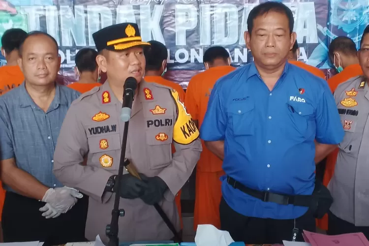 GELAR : Kapolres Pekalongan Kota, AKBP Prayudha Widiatmoko didampingi Kasat Reskrim, AKP Yoyok Agus Waluyo saat gelar kasus penipuan dan pencurian melalui perkenalan lewat media sosial. (KONTENJATENG.COM/Arif Prayoga)