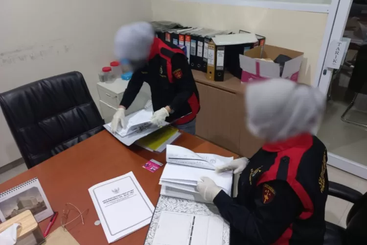 Tim Penyidik Pidana Khusus Kejati Jateng geledah di enam lokasi seperti Kota Semarang, Jakarta Utara dan Surakarta, terkait dengan dugaan tindak pidana korupsi dalam pembelian tanah oleh BUMD PT Cilacap Segera Artha, milik Pemkab Cilacap.