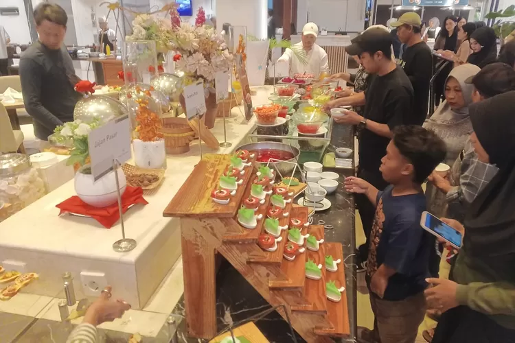BERBUKA : Para pengunjung Hotel Santika Pekalongan saat mengantri untuk mengambil beraneka menu berbuka puasa yang disajikan dalam 'Semarak Ramadhan'. (KONTENJATENG.COM/Arif Prayoga)