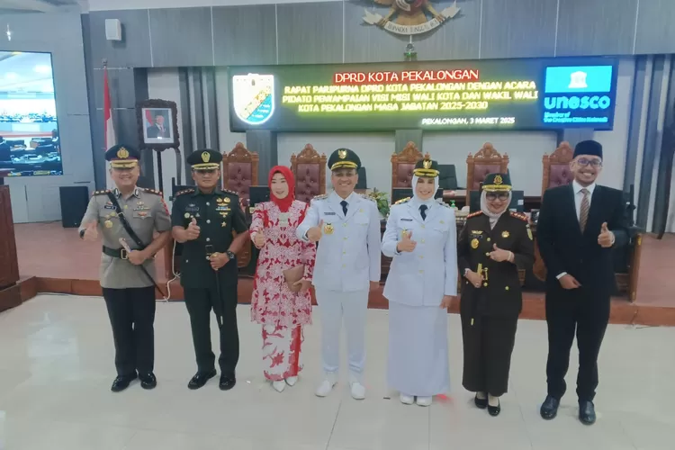 BERSAMA : Wali Kota dan Wakil Wali Kota Pekalongan masa jabatan 2025-2030, HA&nbsp;Afzan Arslan Djunaid dan Balgis Diab saat berfoto bersama dengan Forkopimda Kota Pekalongan. (KONTENJATENG.COM/Arif Prayoga)