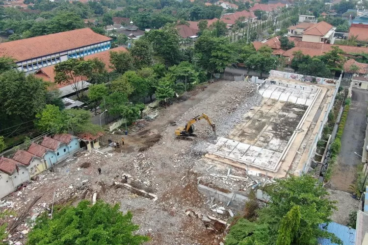 PEMBONGKARAN : Sebuah alat berat terlihat sedang melakukan pembongkaran kolam renang Tirta Sari Kota Pekalongan, beberapa waktu lalu.